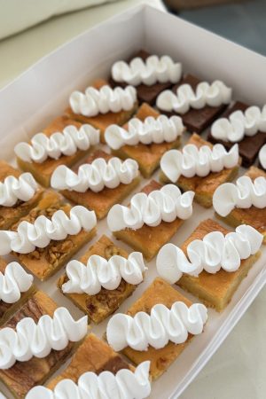 מגשי ריבועי עוגות בחושות