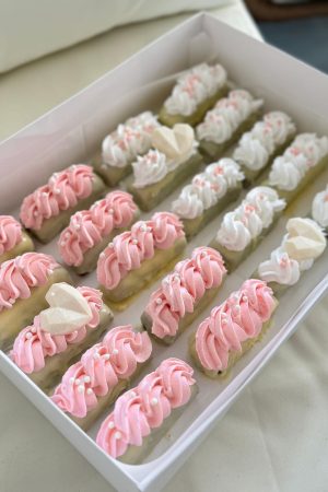 מגש בר בראוניז מצופה עם קצפת מעל